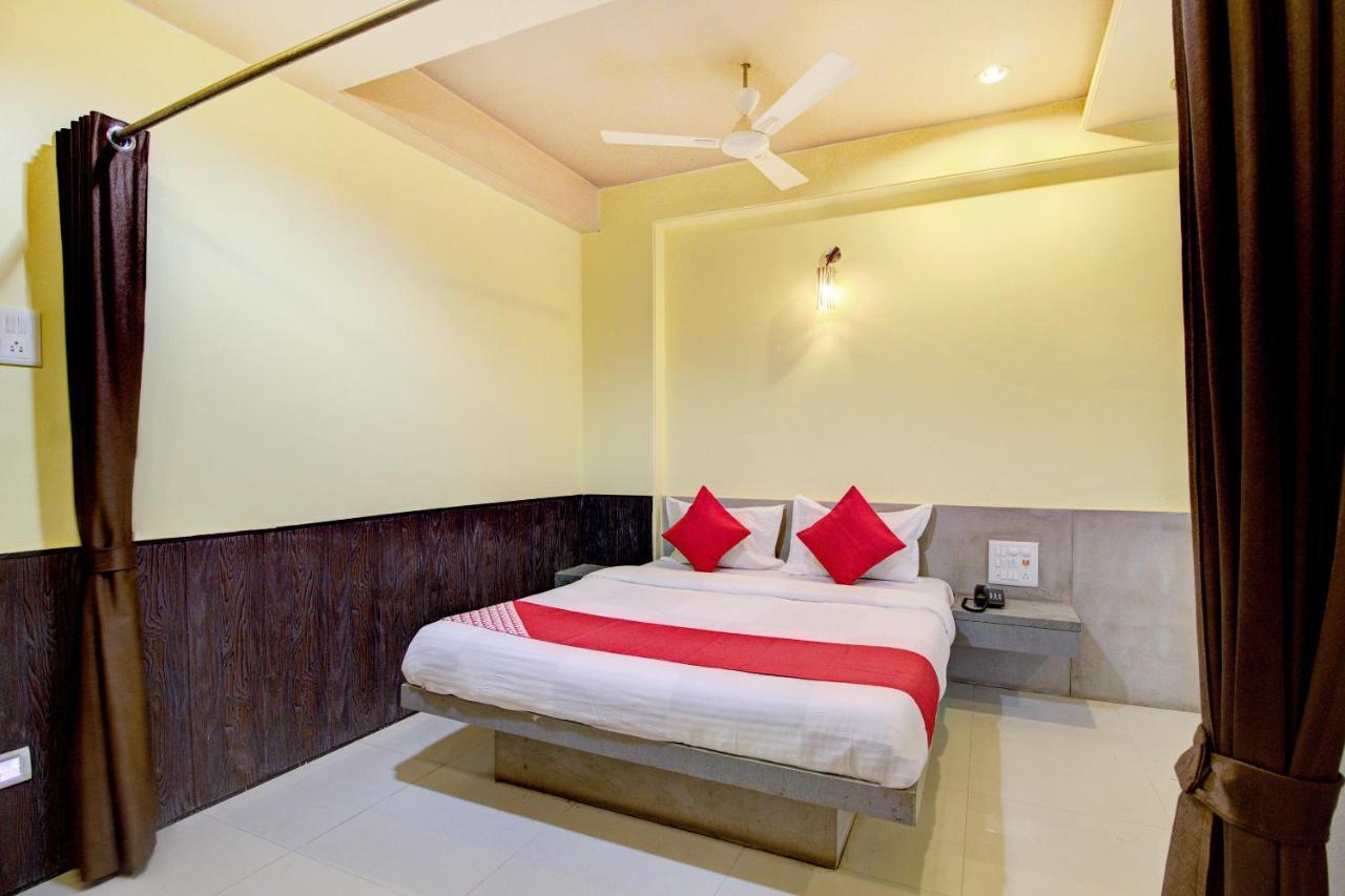 Oyo Slp013 Savan And Sapna Lodging Hotel Solapur Exterior photo